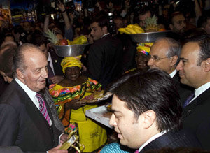 Su Majestad, Don Juan Carlos en el stand de Colombia en 	FITUR, departe con los responsables oficiales del Turismo colombiano (Foto: Iván Márquez)
